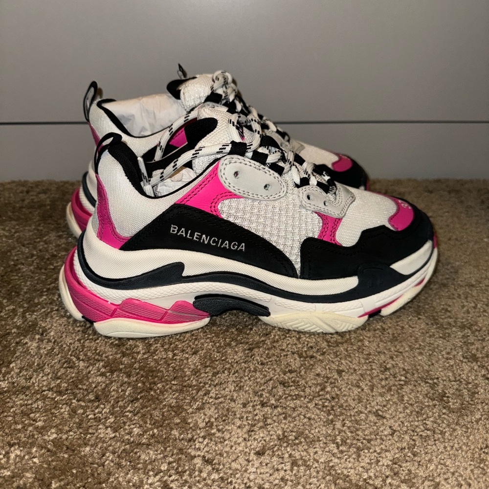 Authentic brand new (NEVER WORN) Balenciaga women’s triple S sneaker